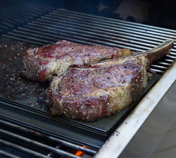 Tomahawk steaks op grill. — Stockfoto
