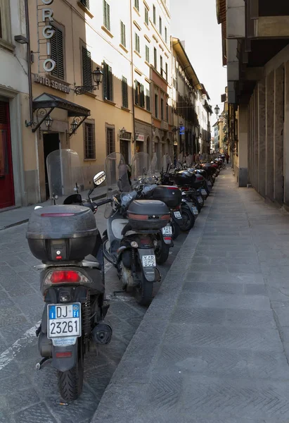Scooters opgesteld langs een zijstraat in Florence, Italië. — Stockfoto