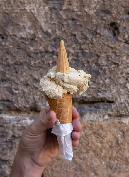 Hand med italienska Gelato. — Stockfoto