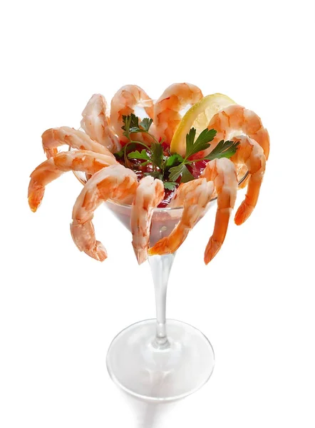 Shrimp-Cocktail in Martini-Glas auf weißem Hintergrund. Stockbild