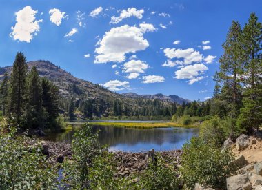 Küçük göl ve dağ ile peyzaj. 