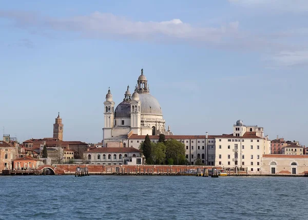Uitzicht op de stad Venetië met de Basilica di Santa Maria della Salute. — Stockfoto