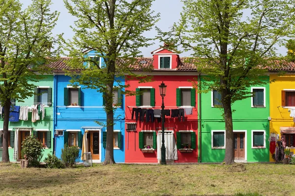 Ulice s barevnými domy v burano, Itálie. — Stock fotografie