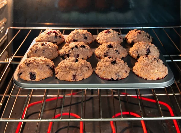 Blueberry muffins bakken. — Stockfoto