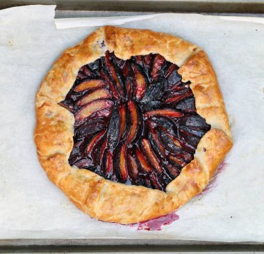 Plum Galette. Düz yatış, üst görünüm.