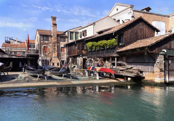 Patio de reparación de góndolas en Venecia, Italia . — Foto de Stock