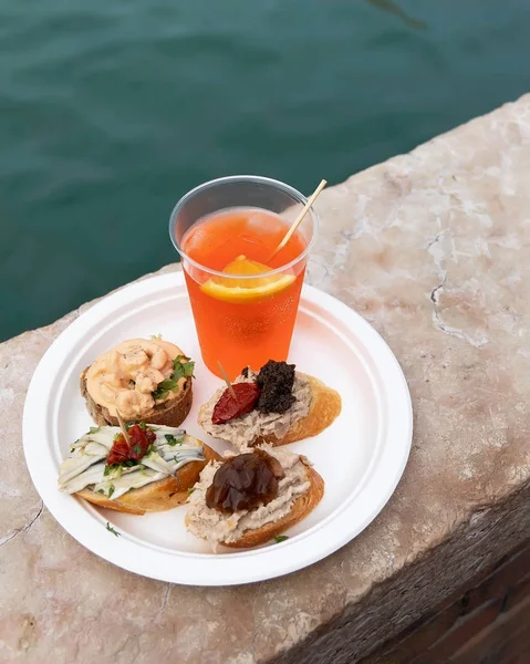 Cicchetti ve Aperol Spritz geleneksel Venedik yemekleri ve içecekleri.
