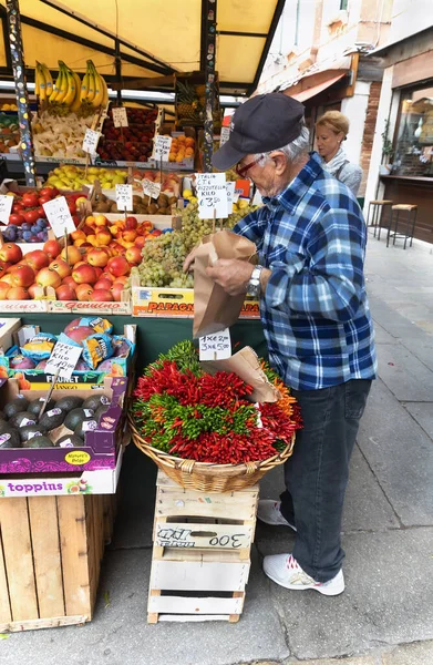 Venice Italy October 2019 Unidentified Old Man Buying Fresh Fruits — Stock Photo, Image