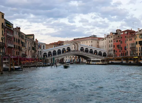 Venetië Italië Oktober 2019 Rialtobrug Het Canal Grande Avonds — Stockfoto