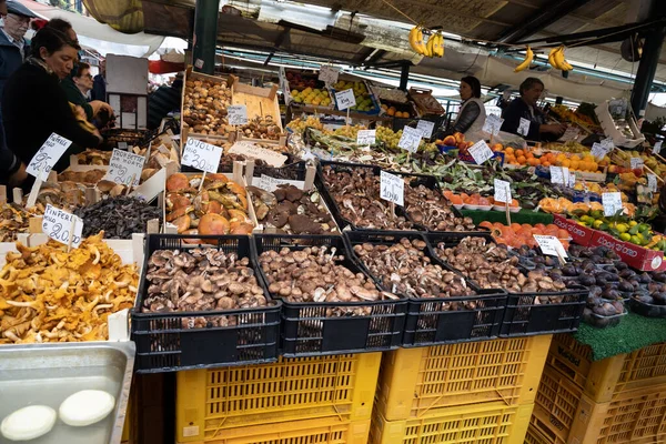 Venice Italy October 2019 Unidentified People Selling Buying Wild Mushrooms — Stock Photo, Image