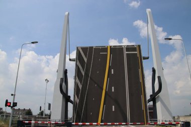 Savak Julianasluis Gouida içinde Gouwe üzerinde çelik drawbridges açıktır.