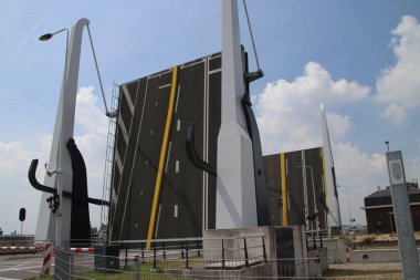 Savak Julianasluis Gouida içinde Gouwe üzerinde çelik drawbridges açıktır.