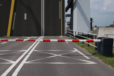 Savak Julianasluis Gouida içinde Gouwe üzerinde çelik drawbridges açıktır.
