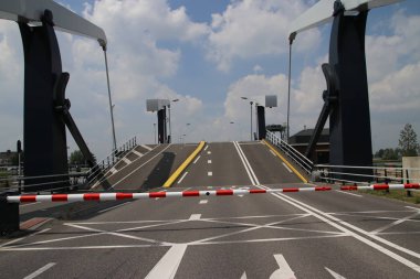 Savak Julianasluis Gouida içinde Gouwe üzerinde çelik drawbridges açıktır.