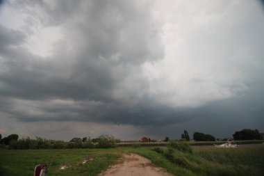 Nehir üzerinde koyu fırtına bulutlar ve Hollanda Moordrecht içinde Hollandse IJssel Dike.