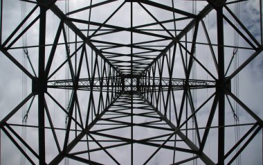 Zevenhuizen, Hollanda Hennipgaarde güç hatları için bir kule merkezi simetrik görünümü.