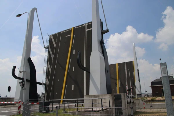 Savak Julianasluis Gouida içinde Gouwe üzerinde çelik drawbridges açıktır.