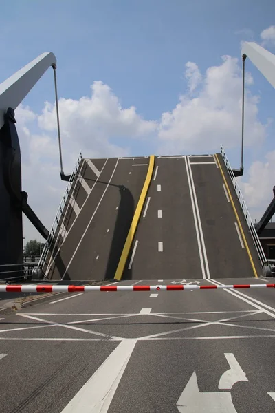 Savak Julianasluis Gouida içinde Gouwe üzerinde çelik drawbridges açıktır.