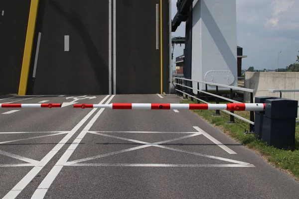 Savak Julianasluis Gouida içinde Gouwe üzerinde çelik drawbridges açıktır.