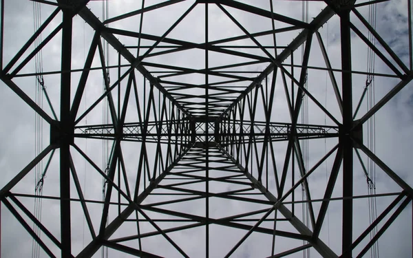 Zevenhuizen, Hollanda Hennipgaarde güç hatları için bir kule merkezi simetrik görünümü.