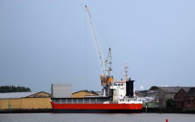 Ouderkerk aan den IJssel 'deki Hollandse IJssel nehrinin kanalizasyonundaki ağaç gövdelerini boşaltıyor.