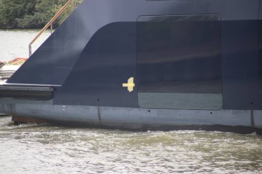 Ağustos 2018, Hollanda: Mega gemi yat Adriyatik küçük köprüler ve Gouda, nehirleri arasında Rotterdam için Moordrecht ve Nieuwerkerk üzerinden. Gemiyi teslim edilmek üzere tamamlanacaktır. Uzunluğu 87 metre uzunluk, 14 metre genişlik ve 125 m euro değer mi