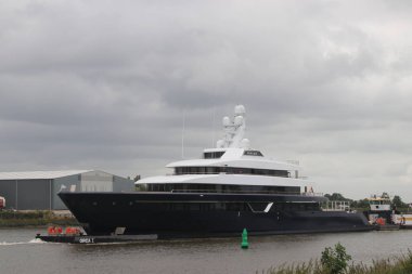 Ağustos 2018, Hollanda: Mega gemi yat Adriyatik küçük köprüler ve Gouda, nehirleri arasında Rotterdam için Moordrecht ve Nieuwerkerk üzerinden. Gemiyi teslim edilmek üzere tamamlanacaktır. Uzunluğu 87 metre uzunluk, 14 metre genişlik ve 125 m euro değer mi