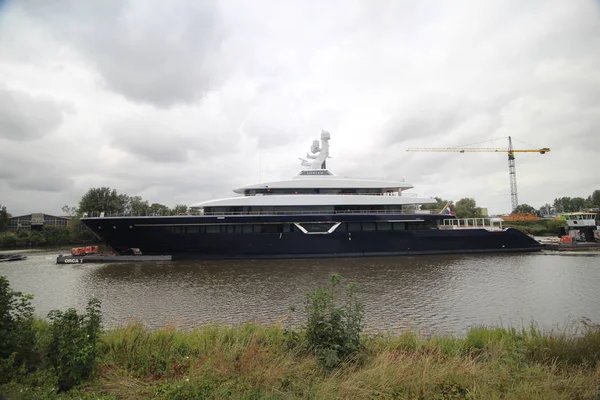 Mega Ship Yacht Lonian Mellan Floderna Gouda Och Små Broar — Stockfoto