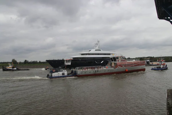 2018年8月 巨型船游艇 Lonian 在小桥梁和河之间在荷兰干酪到鹿特丹通过 Moordrecht Nieuwerkerk 船舶将完成交付 长度是87米长度 米宽度和 125 — 图库照片