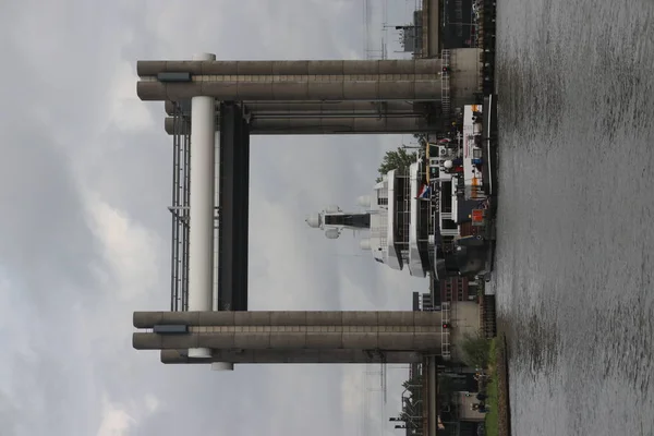 Sierpień 2018 Holandia Mega Statek Jacht Lonian Między Małe Mosty — Zdjęcie stockowe
