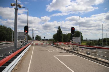 Engellerin Friesland Ijsselmeer ile bağlanmak için lemmer kasabasında karmaşık Prinses Margrietsluis savak, köprü kapalı.