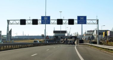 Vlaardingen Benelüks tüneli A4 otoyolu başlığının Hoogvliet Hollanda için giriş.