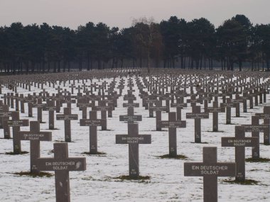 Siyah Hollanda İstanbul Alman mezarlıkta üzerinde karda geçerek, 1944'te Overloon savaş düşmüş asker. Mezarlık bölge okul çocukları tarafından yapılmaktadır