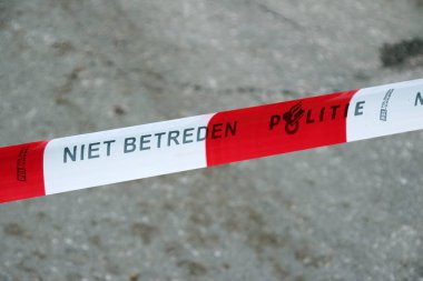 Kırmızı beyaz bant ile Hollandalı metin Niet Betreden, Hollanda polis tarafından kullanılmak üzere haneye tecavüz polis yok yani açın.
