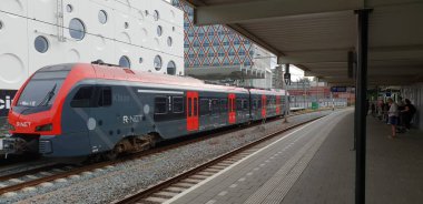 R-Gouda istasyonda bekleyen Alphen aan den Rijn eren peynir delikleri ile için arkasında yola Net Tren,