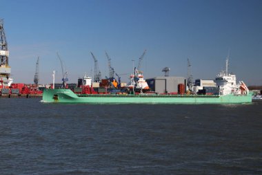 Gemiler nerede arabalar ve kargo Avrupa'nın diğer bağlantı noktalarına taşınması için gemilerin kaldırılır Rotterdam Limanı.