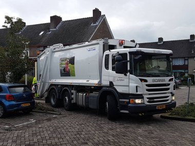 Kamyon ile Nieuwerkerk aan den IJssel daha iyi ortam için Hollanda'da dönüştürülecek şekilde plastik atık torbaları toplamak için.