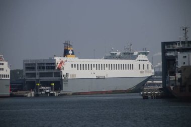 Gemiler nerede arabalar ve kargo Avrupa'nın diğer bağlantı noktalarına taşınması için gemilerin kaldırılır Rotterdam Limanı.