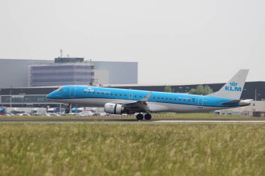 PH-Ezm kım Cityhopper Embraer Erj-190std 18 l-36r iniş Aalsmeerderbaan adlı pisti üzerinde Amsterdam Schiphol Airport iniyor