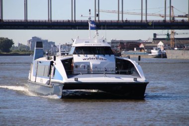 Feribot Lek, Rotterdam ve Dordrecht Hollanda arasında bir deniz otobüsü ile yüksek hızlı ulaşım nehrinde