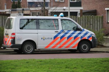 Bir sokak Nieuwerkerk aan den Ijssel Hollanda'da Hollandalı polis araç park.
