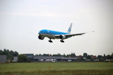 PH-Bqd Klm Royal Dutch Airlines Boeing 777-206(Er) Amsterdam Schiphol Havaalanı üzerinde 18 l-36r iniş Aalsmeerderbaan adlı pisti üzerinde iniyor