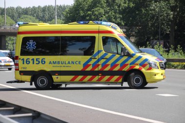 Ambulans otoyol A20 çakışmasıyla Nieuwerkerk aan den Ijssel Hollanda, sonra eylem.