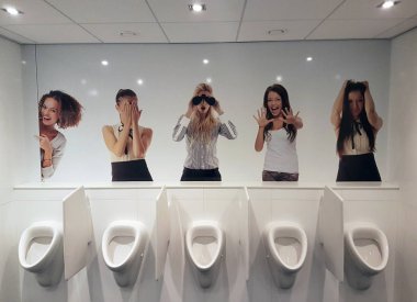Van der Valk Hotel Nieuwerkerk aan den Ijssel Hollanda'da bir beyefendinin tuvaletinde özel fotoğraf kadın duvar üzerinde casusluk