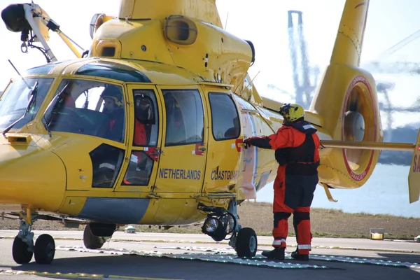 Nhu ユーロコプター As365N3 ドーファン オランダ沿岸警備隊のヘリコプターが Sar の救出作戦の開始します — ストック写真
