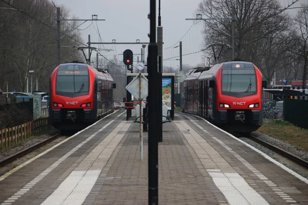 Piros Fekete Net Vonatok Vasúti Pálya Waddinxveen Állomáson Gouda Alphen — Stock Fotó