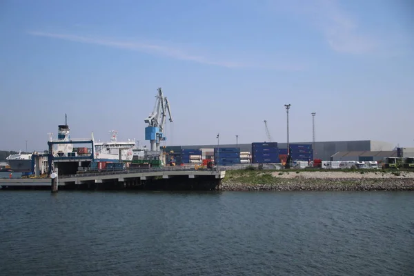 항구의 로테르 자동차와 화물은 유럽에서 포트에 선박에서 — 스톡 사진