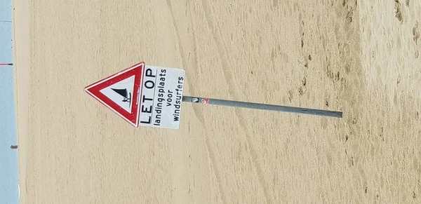 Firme Playa Scheveningen Para Advertir Sobre Aterrizaje Cometas Surfistas Viento —  Fotos de Stock