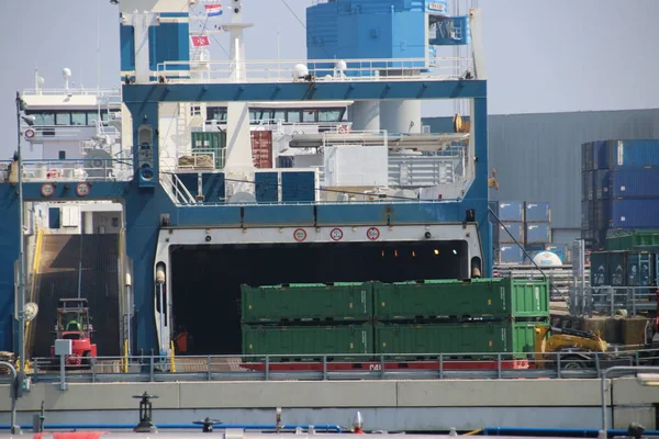 車と貨物がヨーロッパの他の港に運ばれる船からロード ロッテルダムの港の船 — ストック写真