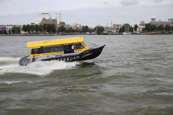 水出租汽车以高速在河 Nieuwe Maas 在鹿特丹作为快速的运输方式 — 图库照片